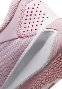 Nike Performance OMNI MULTI COURT UNISEX - Sapatilha de treino - pink foam/white hyper pink med soft pink