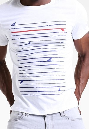 Hvid t-shirt med vandrette blå linjer og flere blå samt én rød hajfinne design på brystet.