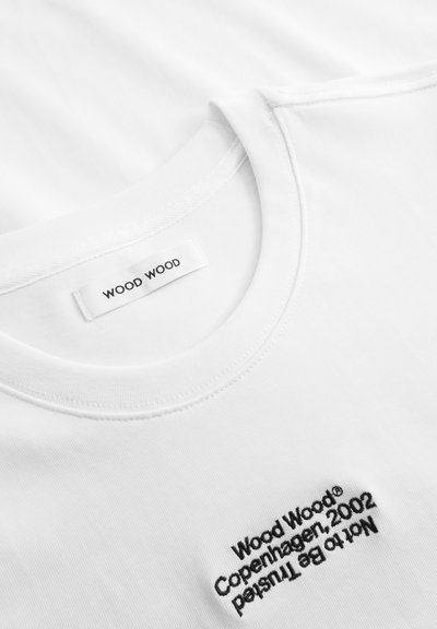 Λευκό βαμβακερό T-shirt με στρογγυλή λαιμόκοψη και μαύρη εκτύπωση κειμένου με το μήνυμα "Wood Wood Copenhagen 2002 Not to Be Trusted" μπροστά.