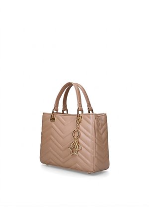 Beige gewatteerde handtas met dubbele handvatten en een gouden stervormige hanger die aan één handvat hangt, op een witte achtergrond.