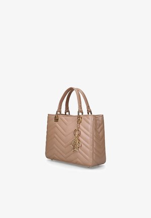 Beige gewatteerde handtas met dubbele handvatten en een gouden stervormige hanger die aan één handvat hangt, op een witte achtergrond.