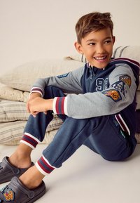 Next ALL-IN-ONE.  - REGULAR FIT - Pizsamák - navy blue varsity badges