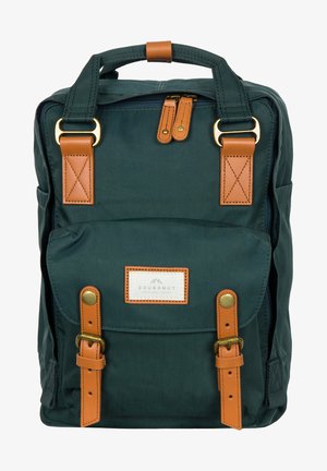 Zaino verde scuro con cinghie in pelle marrone, accessori in oro, manici superiori, tasca frontale e etichetta bianca con la scritta "Doughnut."