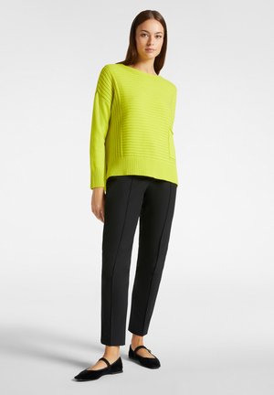 CON GIOCO DI LAVORAZIONI - Maglione - giallo