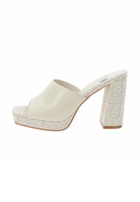 Hoge slide sandaal met een glanzend beige bovenwerk en een witte textuur platform. Heeft een vierkante neus en een blokhak.