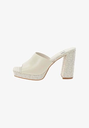 Sandale à talons avec une tige beige brillante et une plateforme texturée blanche. Caractéristiques : un orteil carré et un talon carré.