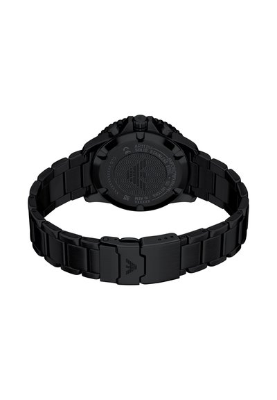 Schwarze Armbanduhr aus Edelstahl mit strukturiertem Armband, detaillierter Rückseite und robustem Verschluss. Das Gesamtdesign ist schlank mit sichtbaren Mustern.