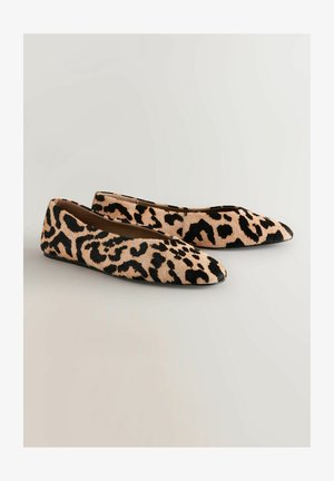 Ballerine con stampa leopardata caratterizzate da una texture morbida, punte affusolate e una suola nera bassa. La parte superiore presenta una base color beige con macchie nere audaci.
