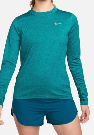 Teal langærmet atletisk skjorte med tekstureret stof og rund halsudskæring, parret med teal shorts med sidelæg for større bevægelsesfrihed.