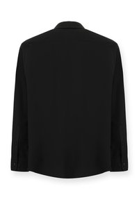 Camicia nera a maniche lunghe con una texture liscia, colletto e polsini con bottoni. Presenta un taglio dritto e un design minimale senza motivi.
