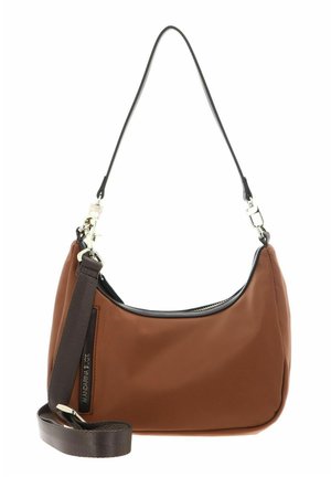 Sac à main marron en forme de croissant avec une bandoulière noire réglable et des ferrures argentées, comprenant une étiquette latérale avec le nom de la marque.