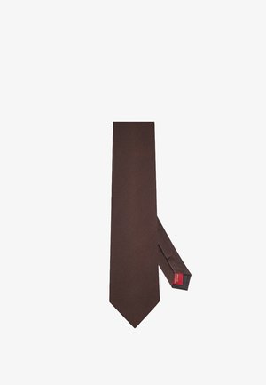 Gładki brązowy męski krawat z ostro zakończonym końcem, położony płasko na białym tle.