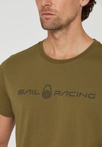 Sail Racing BOWMAN TEE - Triko s potiskem - dusty olive