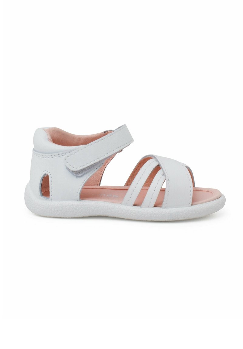 Sandalia blanca de cuero con múltiples correas, un cierre de Velcro y una plantilla acolchada de color rosa. Suela de goma blanca texturizada con detalle troquelado.