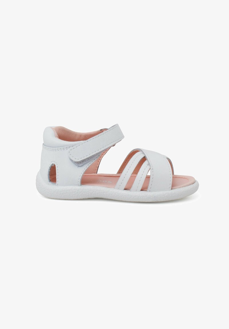 Sandalia blanca de cuero con múltiples correas, un cierre de Velcro y una plantilla acolchada de color rosa. Suela de goma blanca texturizada con detalle troquelado.