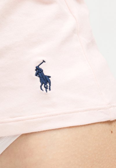 Világos rózsaszín anyag, alján kis tengerészkék hímzett pólójátékos logóval.