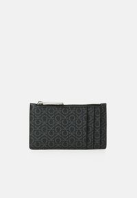Cartera negra con estampado, con cierre de cremallera, que cuenta con un exterior texturizado y múltiples ranuras para tarjetas. Forma rectangular simple.