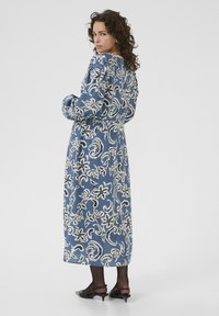 Kaffe DAHLIA - Dnevna haljina - bering sea white paisley