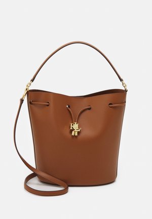 Sac bourse en cuir marron avec bandoulière réglable et pendentif logo "RL" doré sur la fermeture à cordon frontale.