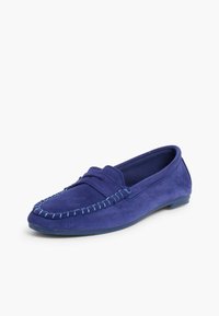 Lilla ruskinds loafers med kontrasterende blå syninger, der har en rund tå, slip-on design og en flad gummisål for komfort.