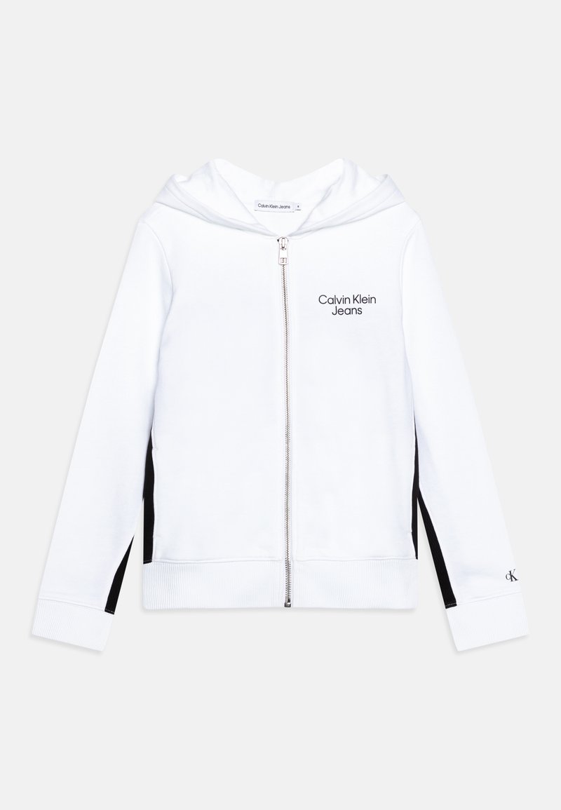 Sweat à capuche blanc zippé avec capuche, présentant des accents latéraux noirs et le logo "Calvin Klein Jeans". Le tissu est doux, lisse et de style décontracté.