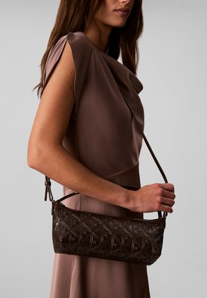 Calvin Klein, CALVIN KLEIN DEBOSSED ALLOVER EMBLEM LOGO LONG SHOULDER BAG - Håndtasker - delicioso