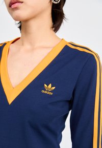 adidas Originals - Sukienka z dżerseju