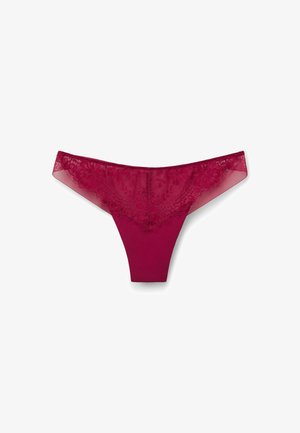 Bordeaux string met kantdetails aan de voorkant en doorschijnende mesh accenten. Glad materiaal met een low-rise snit en minimale achterbedekking.