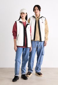 Tommy Jeans BADGE VEST UNISEX - Liemenė - ancient white