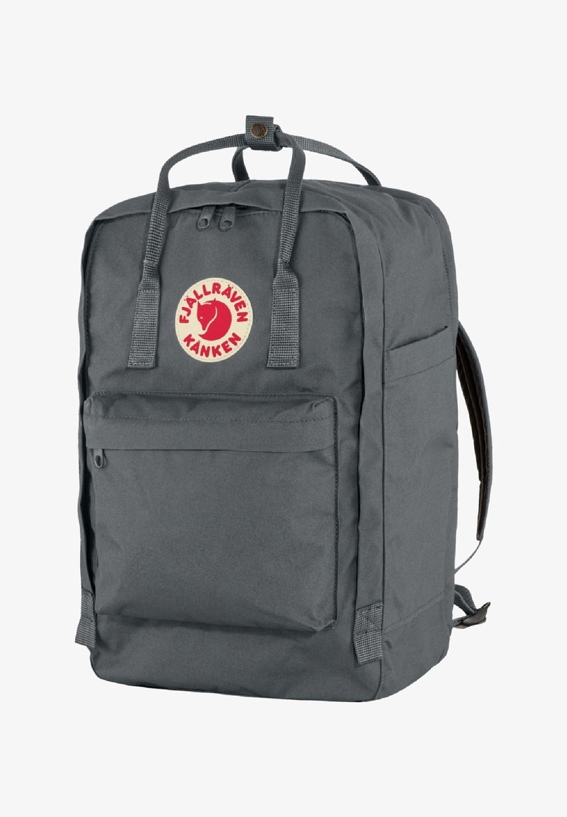 Sac à dos rectangulaire gris foncé avec poche zippée à l'avant, double poignées supérieures, bretelles et écusson rond rouge et blanc.