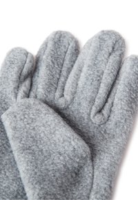 Gants en polaire gris avec une texture douce, dotés de doigts séparés et de détails cousus, avec un poignet replié à la base.