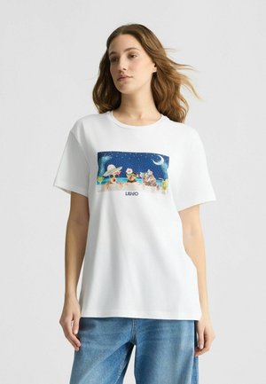 Weißes Baumwoll-T-Shirt mit einem bunten Druckdesign von Tieren am Strand unter einem Nachthimmel, mit dem Text "LIUJO" unter der Grafik.