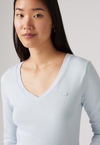 Levi's® ESSENTIAL - Hosszú ujjú felső - skyway
