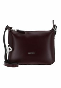 Borsa a tracolla in pelle bordeaux con una texture liscia, chiusura con zip, hardware argento e dettaglio con logo sul davanti. Include una tracolla regolabile.