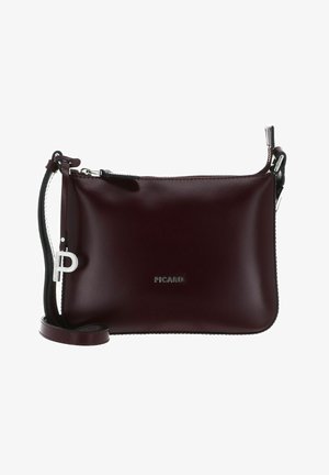 Borsa a tracolla in pelle bordeaux con una texture liscia, chiusura con zip, hardware argento e dettaglio con logo sul davanti. Include una tracolla regolabile.