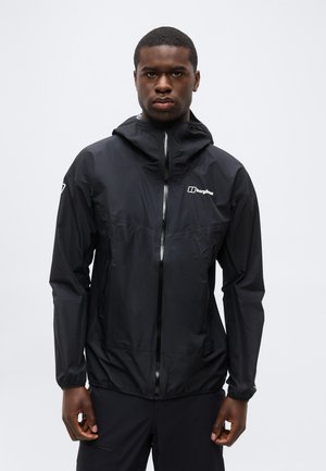 Mees kannab musta kapuutsiga veekindlat jopet, millel on ees lukk ja Berghausi logo rinnal ja varrukal.