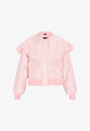 Veste bomber rose ornée de sequins, avec des volants aux épaules et des poignets et un ourlet côtelés, présentée sur un fond blanc.