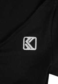 Juodas medvilnės marškinėlis su apvaliu iškirpimu ir sulankstytu apvadu; kairėje pusėje yra baltas siuvinėtas logotipas. Minkšta tekstūra, minimalus dizainas.