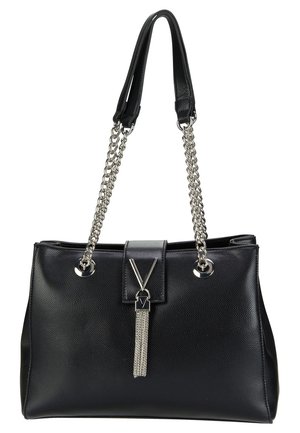 Sac à main en cuir noir texturé avec des anses en chaîne argentée et un fermoir argenté en forme de V ornée d'un détail de pompon en chaîne.