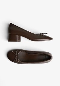 Pantofi maro din piele, cu vârf rotund și accent de fundiță, stil plat și toc bloc scăzut. Textură fină cu cusături tonale.