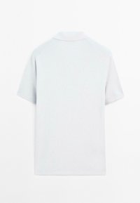 Polo shirt grigio chiaro a maniche corte con colletto classico e tessuto testurizzato, caratterizzato da un design pulito e minimalista senza fantasie.