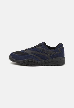 Baskets de sport bleu foncé et noir avec fermeture à lacets, dessus en mesh et daim, et semelle en caoutchouc texturée, vues de côté extérieur.