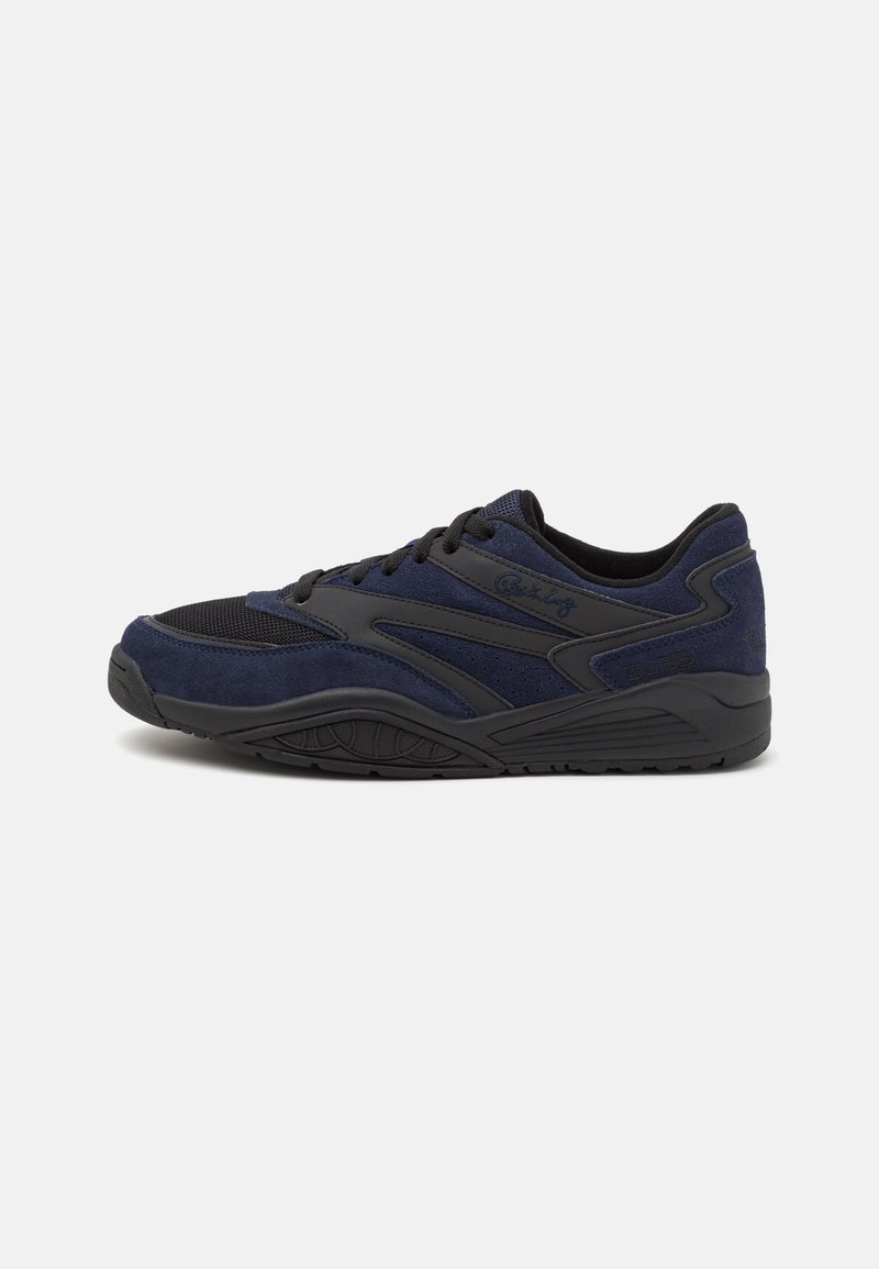 Baskets de sport bleu foncé et noir avec fermeture à lacets, dessus en mesh et daim, et semelle en caoutchouc texturée, vues de côté extérieur.