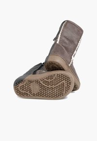 Brązowe skórzane buty z teksturowanym wykończeniem, z zapięciem na zamek błyskawiczny, białymi akcentami w postaci sticherzy oraz rowkowaną gumową podeszwą zapewniającą przyczepność.