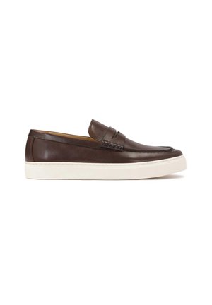 Zapato marrón de piel tipo slip-on con un acento trenzado en el empeine y una suela de goma blanca. Presenta una punta redondeada y un acabado suave.