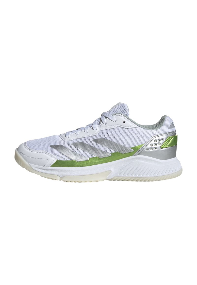 Weißer Sportschuh mit einem oberen Teil aus Mesh, silbernen Akzenten und einem grünen Streifen. Verfügt über eine strukturierte Sohle und einen gepolsterten Kragen für Unterstützung.
