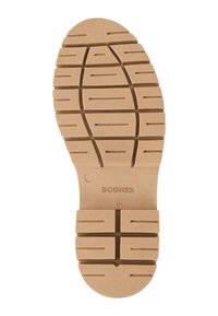 Beżowa gumowa podeszwa buta z teksturowanym wzorem, wyposażona w głębokie bieżniki dla lepszej przyczepności, tłoczone logo oraz prostokątne sekcje zapewniające stabilność.