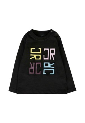 Zwart langarmshirt met ronde halslijn, versierd met kleurrijke blokletters in roze, blauw, geel en paars, met drukknoopaccenten op de schouder.