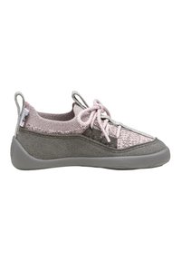 Chaussure décontractée à enfiler avec dessus en maille rose, côtés en suède gris, lacets roses et gris, et semelle en caoutchouc gris, vue de profil sur fond blanc.