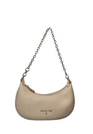 Sac à main en cuir beige en forme de croissant, avec bandoulière en chaîne dorée et fermeture éclair, logo embossé "PATRIZIA PEPE" sur l'avant.